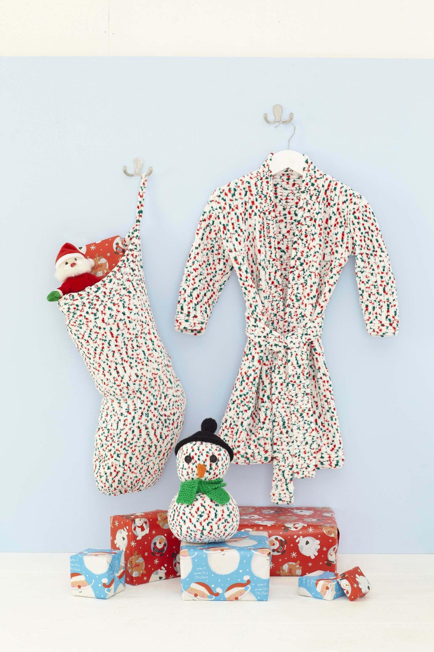 KING COLE 5569 Dressing Gown, Snowman and Stocking in Yummy