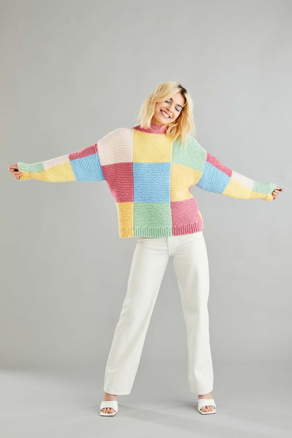 Sirdar 10601 Sweater in Hayfield Bonus Chunky